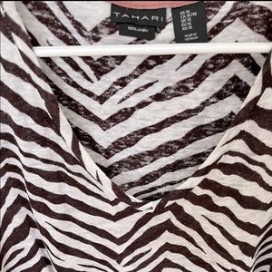 ☀️Gorgeous Tahari print cap sleeved top! A must to add to your Summer wardrobe!